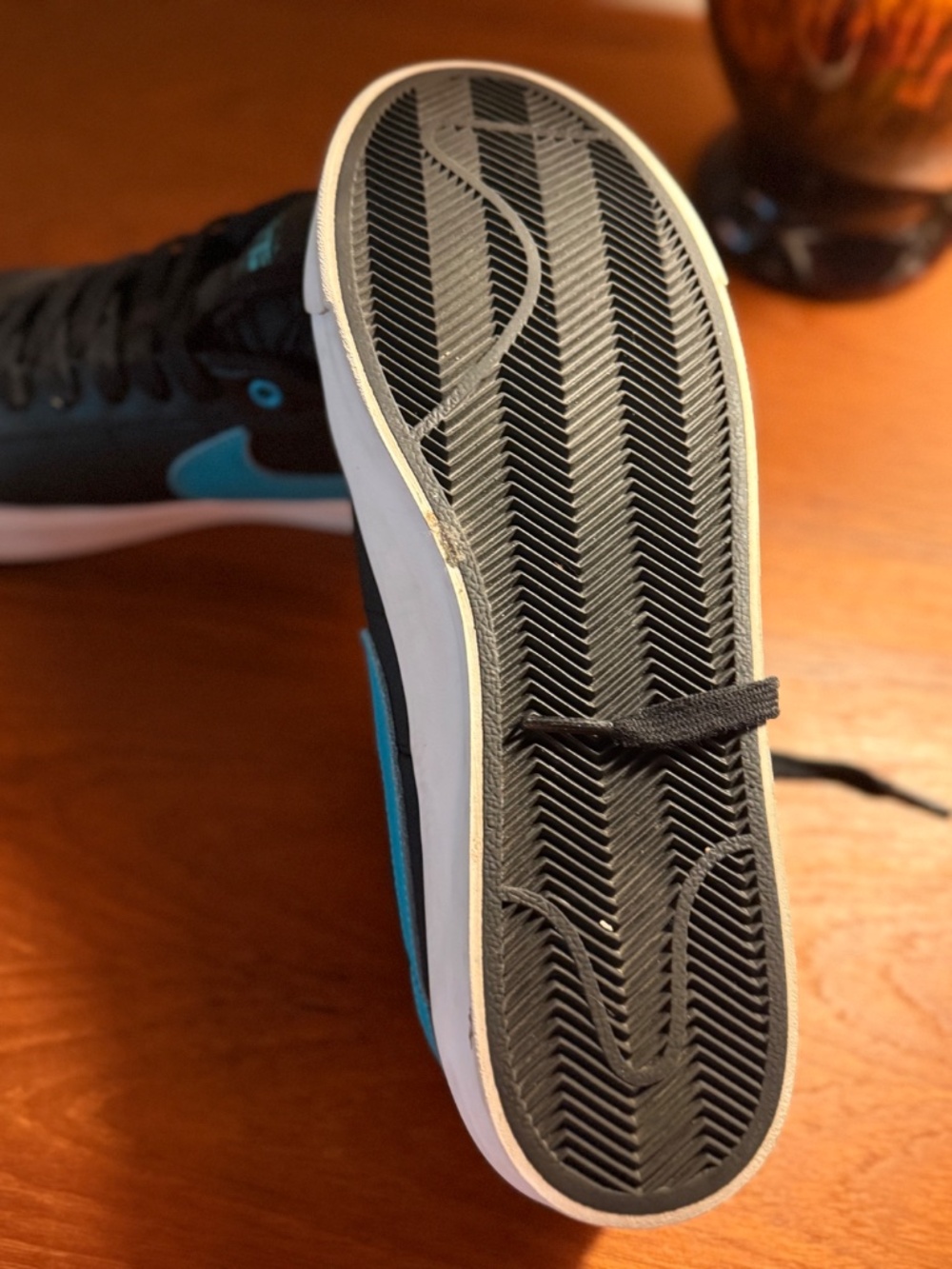 nike sneekers size 10.5 black with blue swish - Picture 5 of 7